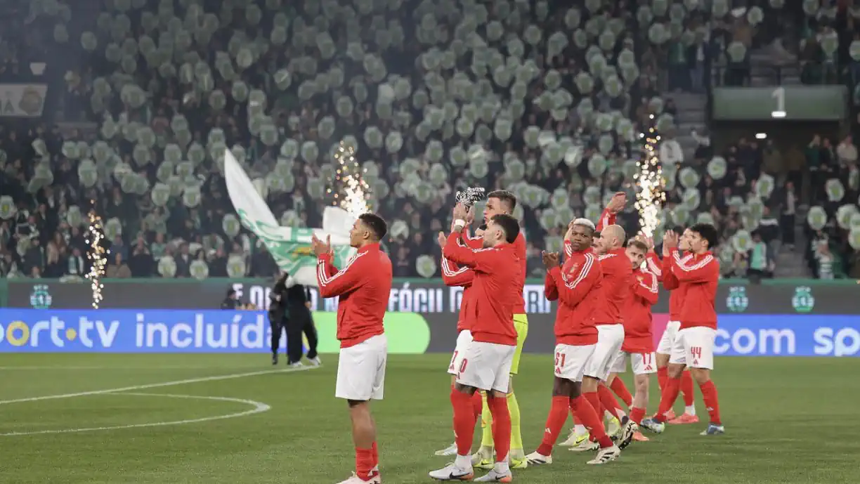 Após noite para esquecer, craque do Benfica sai desiludido de Alvalade