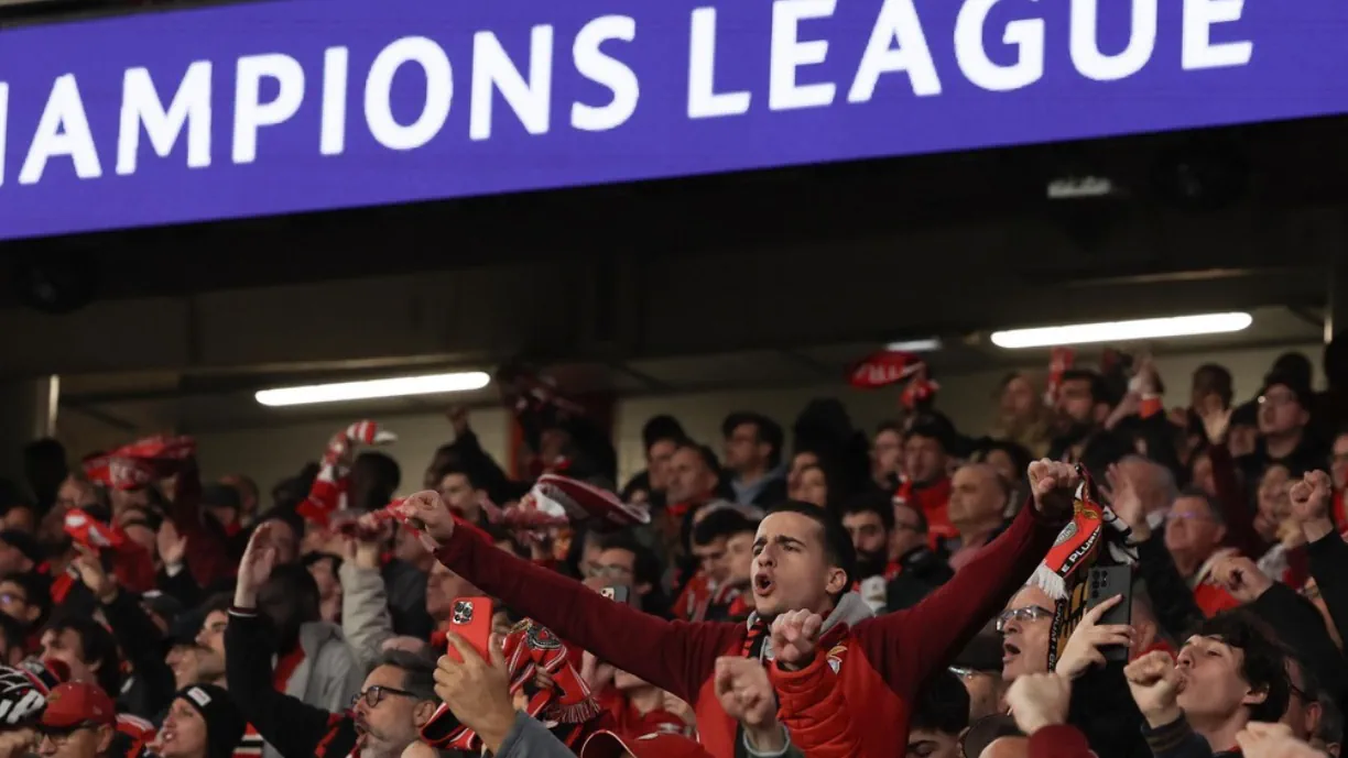 Apesar da derrota, jogador do Benfica vive momento de felicidade