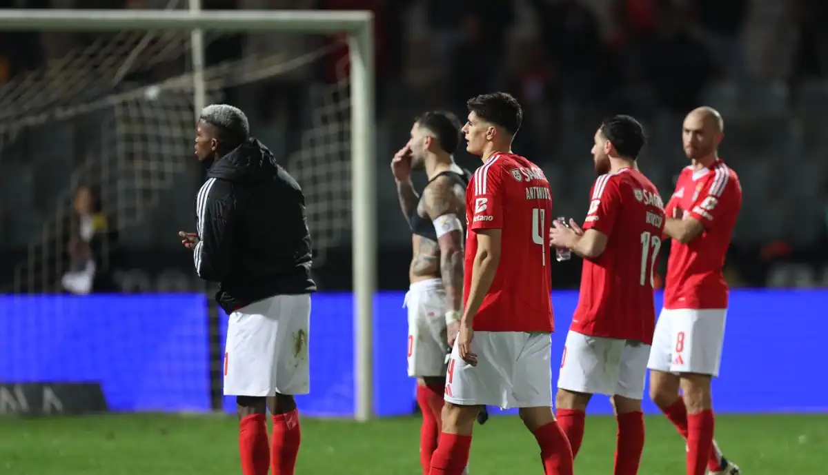 Adeptos do Benfica revoltam-se e dirigem insultos à equipa à chegada do autocarro ao Estádio da Luz