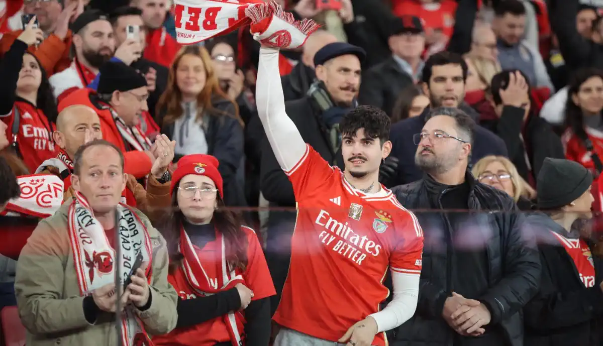 Adeptos do Benfica na Luz acabaram a vibrar com exibição de novo 'menino bonito' do Clube