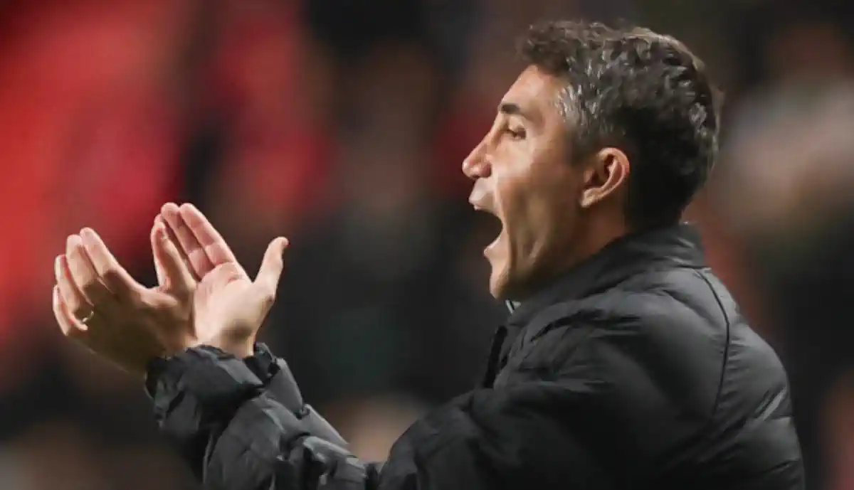 Bruno Lage explicou a saída de Schjelderup ao intervalo do Sporting - Benfica