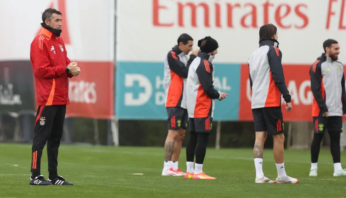 Bruno Lage leva mãos à cabeça: titular em dúvida para o Rio Ave - Benfica