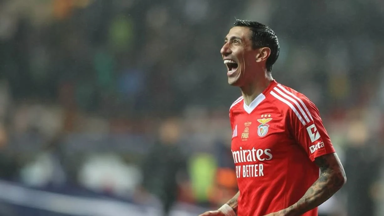 Ángel Di María, camisola 11 dos vermelhos e brancos, tem estado ausente do Sport Lisboa e Benfica devido a lesão