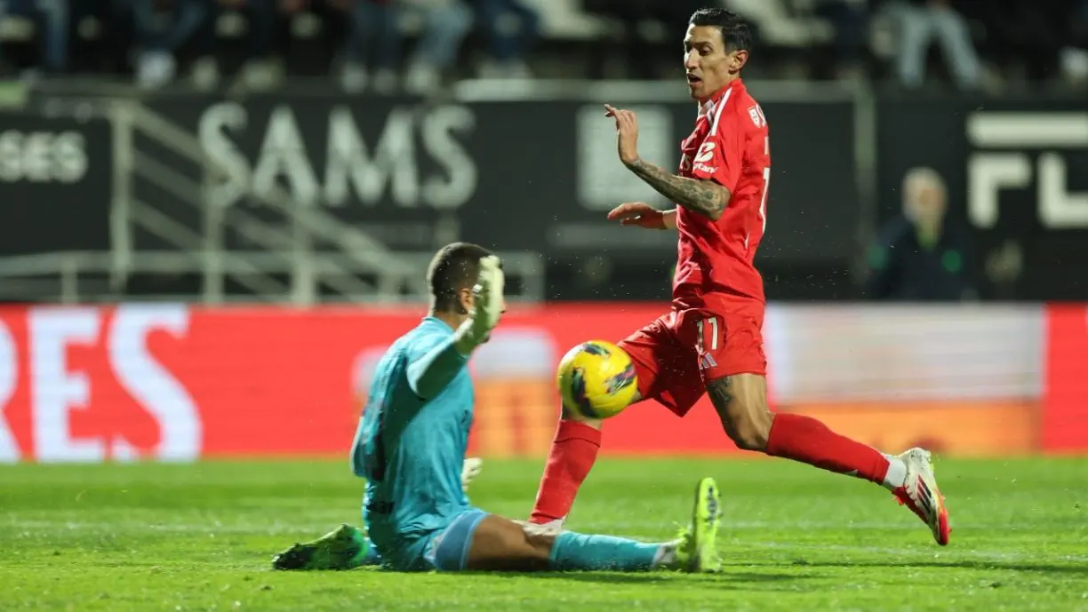 Já se sabe porque Di María saiu antes do intervalo do Farense - Benfica