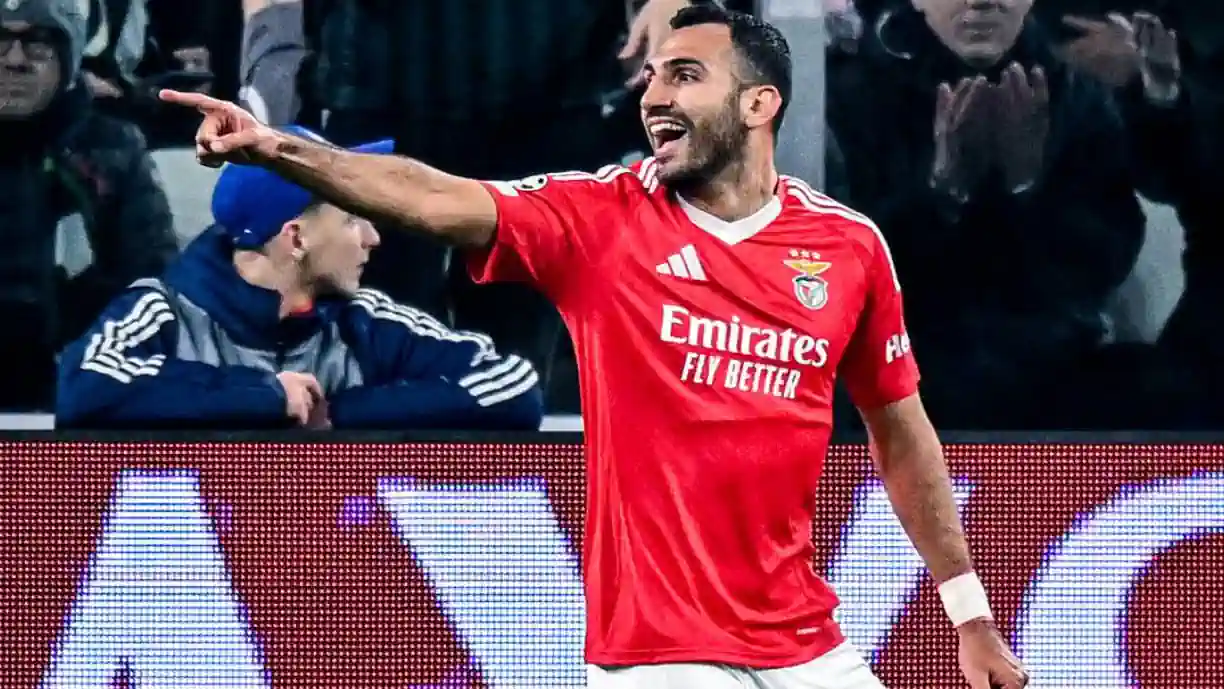 Pavlidis e Kokçu brilham e Benfica bate Juventus e garante play-off na Champions