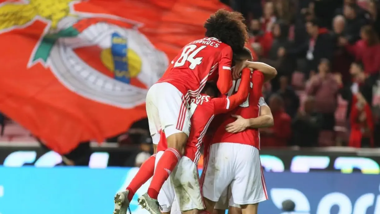 Última hora: lateral que jogou Champions pelo Benfica rescinde