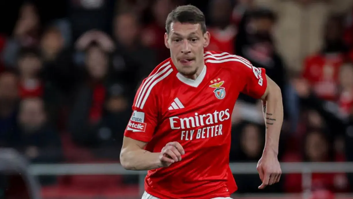 Após estreia pelo Benfica, Belotti marca presença em local famoso (Foto)