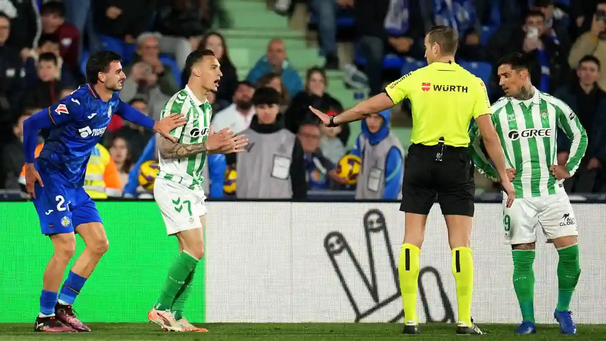 Antony, que foi emprestado ao Real Betis pelo Manchester United, no passado defeso  de inverno, é notícia no estrangeiro, após ser apontado ao Benfica