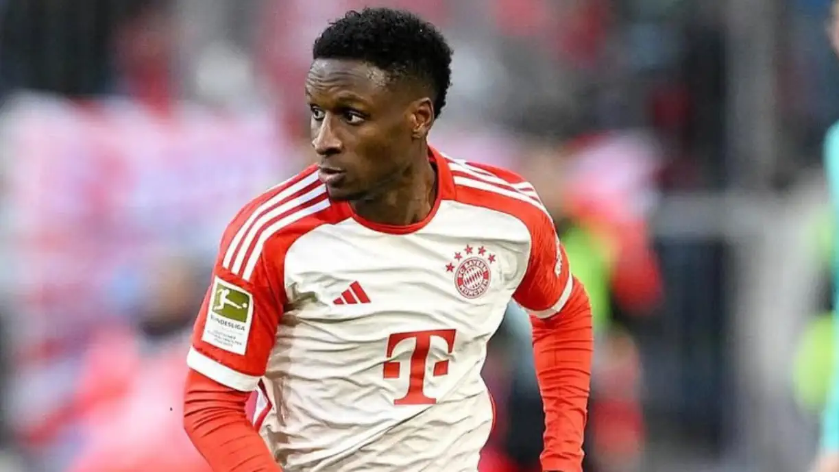 Bouna Sarr, lateral-direito que está livre no mercado de transferências, foi associado ao Sport Lisboa e Benfica