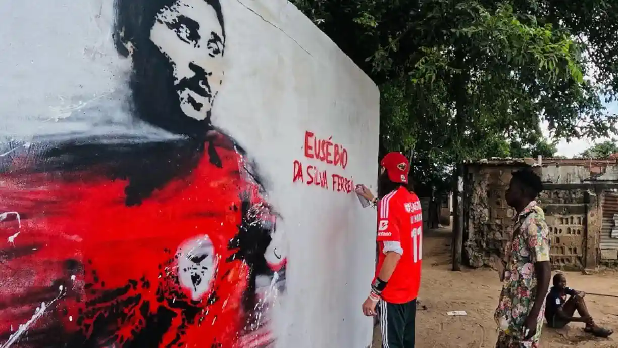 Eusébio, lenda do Clube encarnado, foi homenageado através de uma pintura de Glaçon, deixada no Muro do Campinho da Mafalala