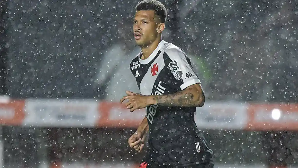 João Victor, futebolista que atualmente defende as cores do Vasco da Gama, pode estar perto de dar boas notícias ao Benfica