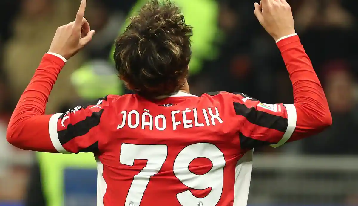 João Félix parece ter motivos para sorrir, uma vez que o ex-Benfica voltou a receber elogios depois da sua estreia pelo Milan