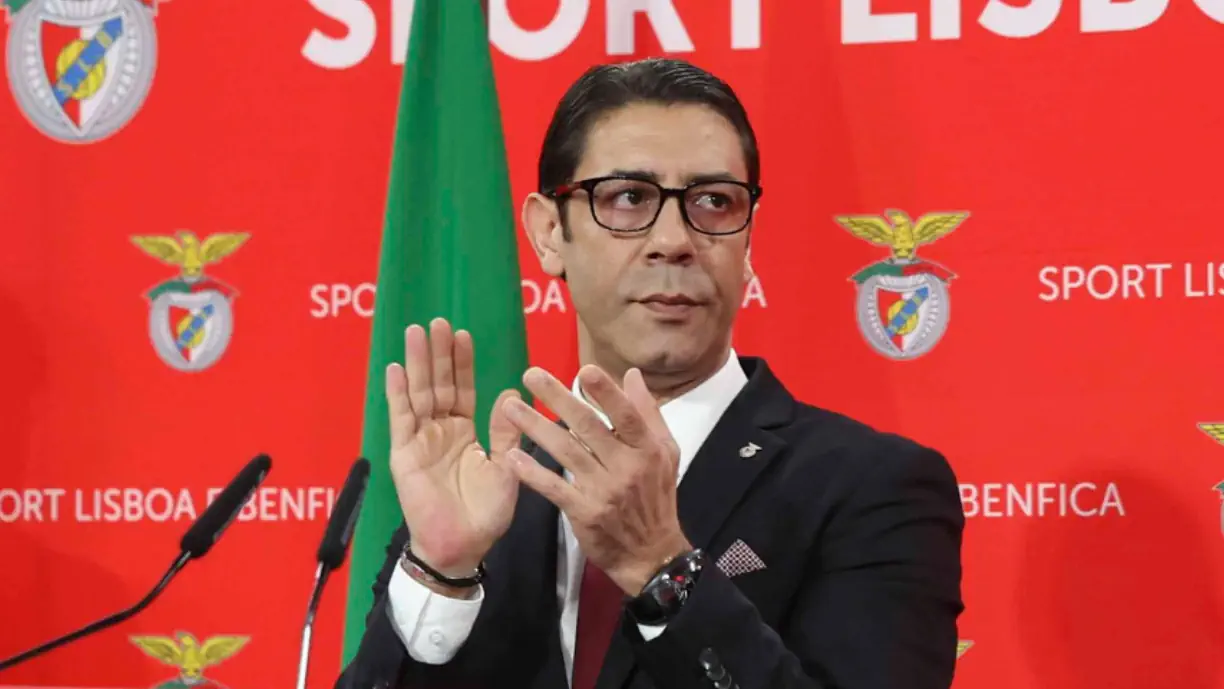 Futebolista  só vem para a Luz se aceitar uma redução no ordenado. Rui Costa dá murro na mesa: não há salário principesco para alvo do Benfica 