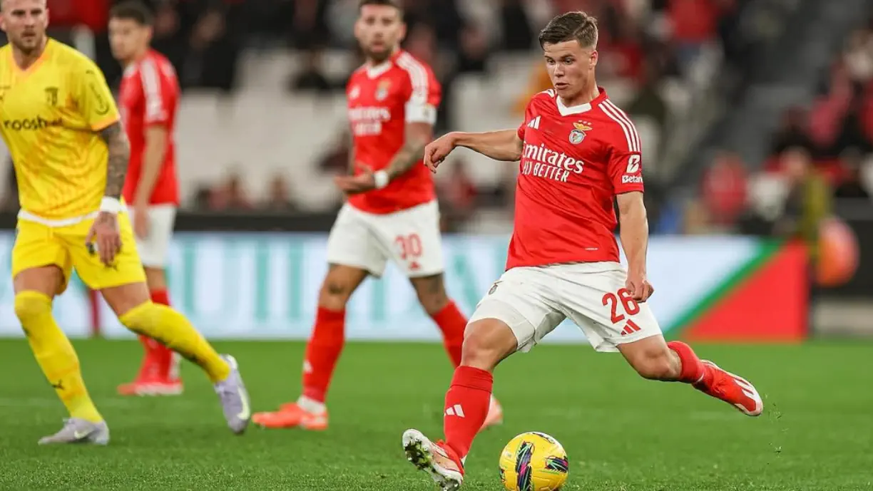 Craque sueco, que já convence com a camisola do Benfica, deixou Bruno Lage preocupado no jogo diante do Sporting de Braga, na última quarta-feira