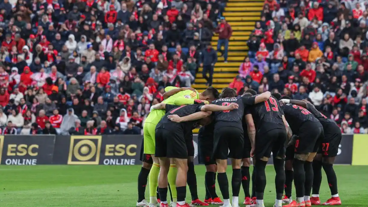 Com Barcelona à vista, técnico rende-se a titular do Benfica: "Muito forte..."