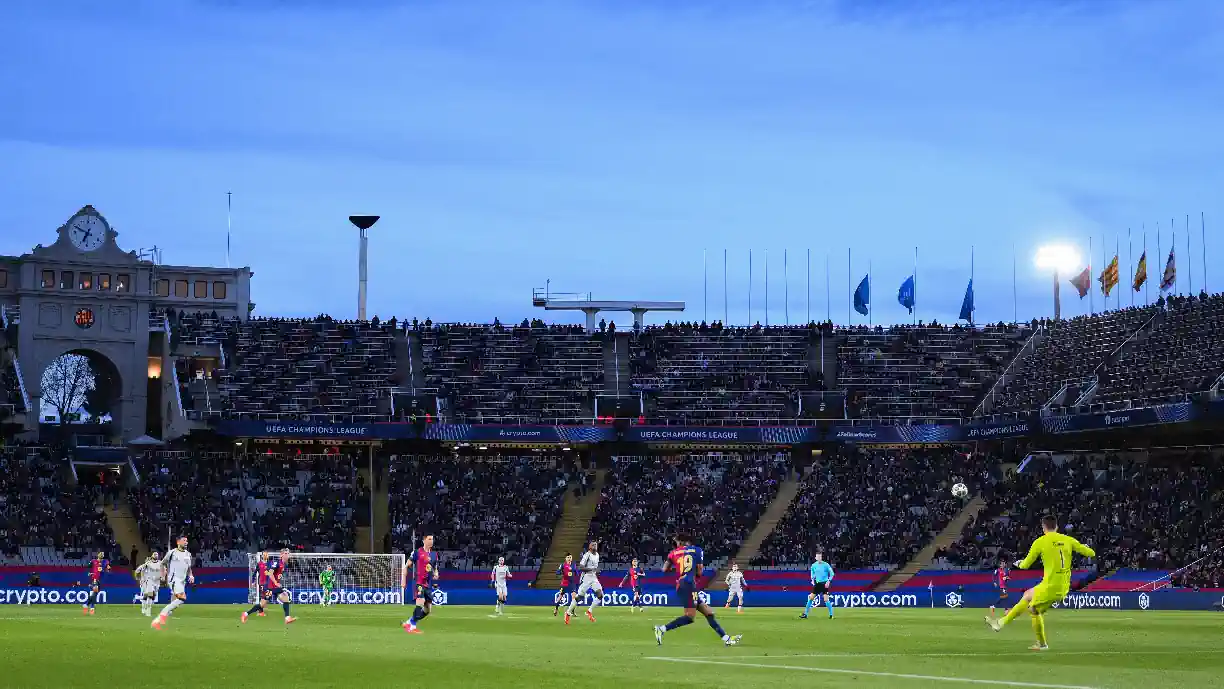 Apesar de um golo de Nicolás Otamendi, o Benfica foi derrotado pelo Barcelona com um bis de Raphinha e um tento de Yamal