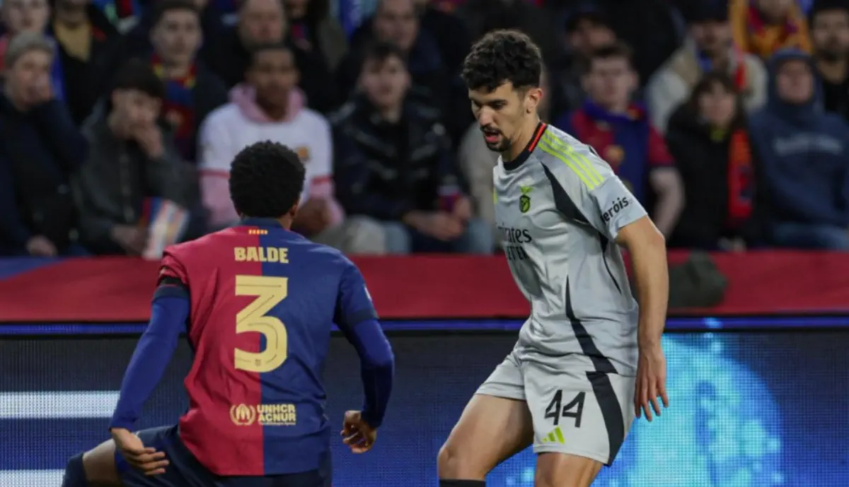 Tomás Araújo foi substituído por Bruno Lage na segunda parte do Barcelona - Benfica, saindo mais cedo com queixas físicas