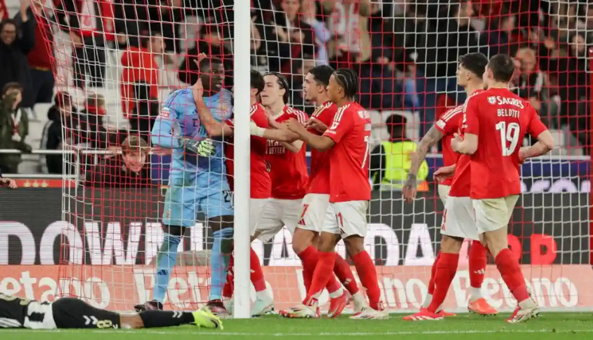 Samuel Soares defende penálti no Benfica - Nacional e colegas rendem-se