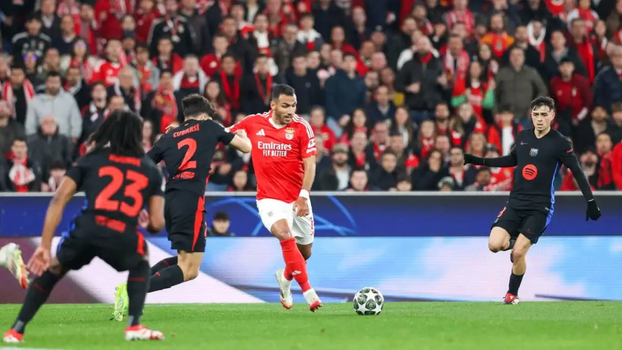 Depois de ter sido o homem golo do Benfica no duelo da fase da liga, Pavlidis não conseguiu faturar neste encontro frente ao Barcelona