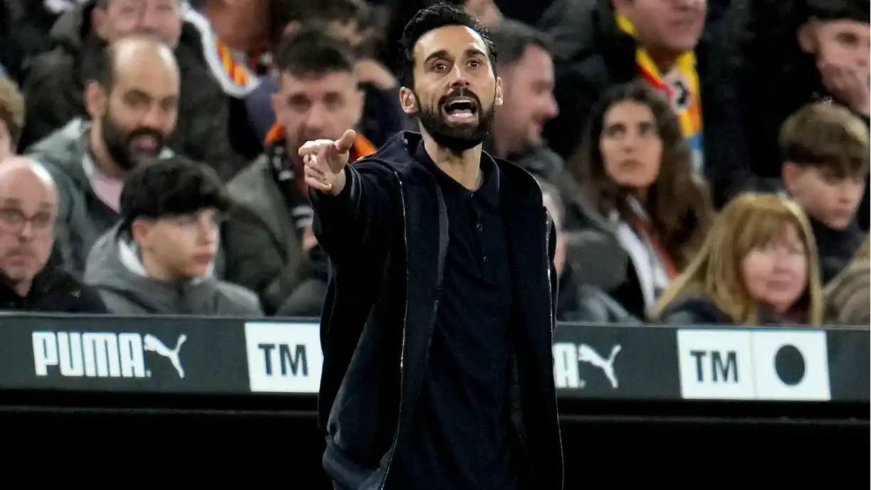 Arbeloa e Daniel Carvajal, capitão do Real Madrid, conversaram sobre a pouca utilização do lateral, que poderá defrontar o Benfica na Liga dos Campeões