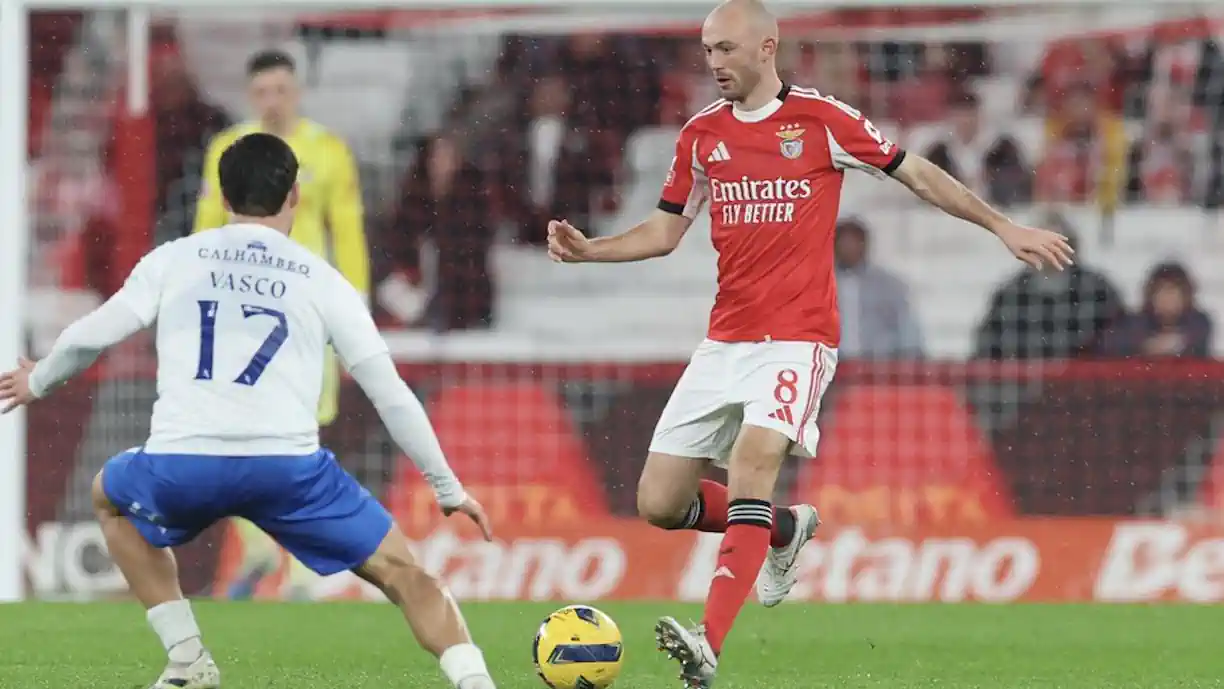 Aursnes não vai defrontar o Santa Clara por lesão, mas Benfica acredita que o médio estará disponível diante do Real Madrid