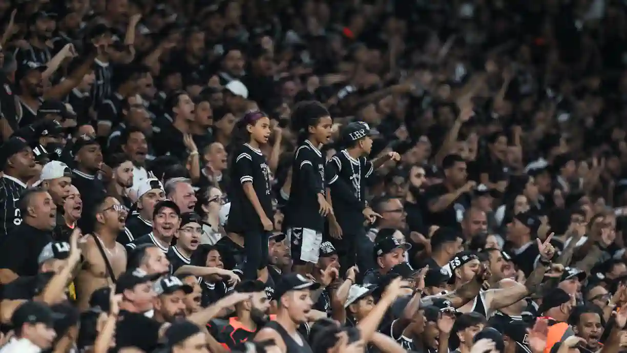 André Carrillo, ex jogador do Sporting e  Benfica, foi lançado aos 82 minutos no Athletico-PR - Corinthians, que terminou