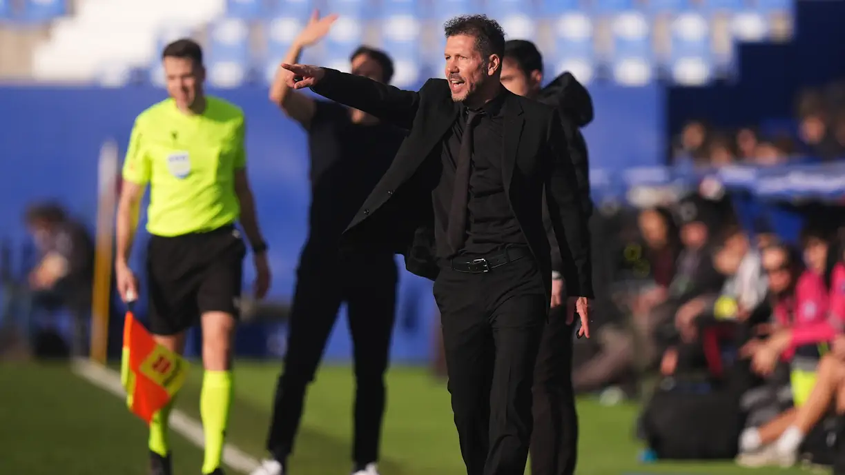 Diego Simeone não gostou das palavras do ex Benfica Jan Oblak, que criticou o Atlético Madrid após a derrota pesada em casa do Rayo Vallecano