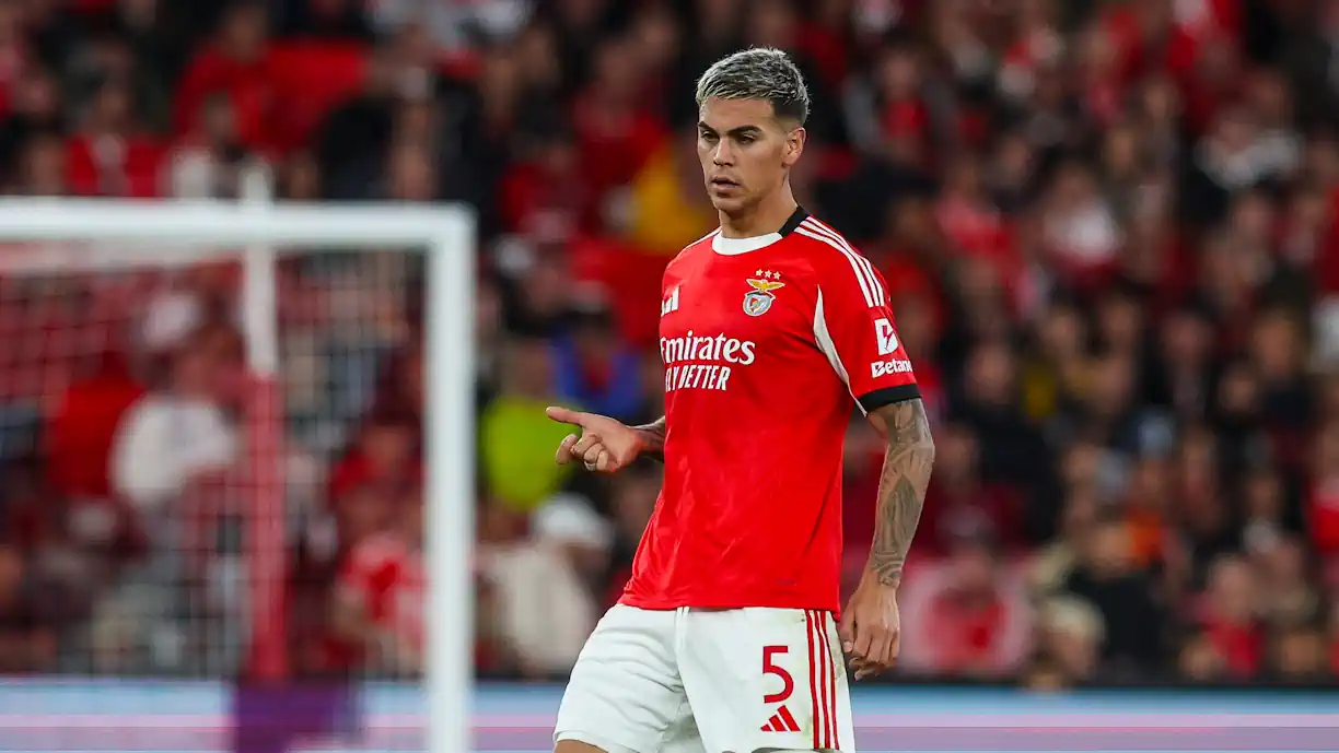 Enzo Barrenechea, que vinha a ser presença habitual no onze, perdeu espaço nas escolhas e viu o caminho para a titularidade do Benfica ficar mais estreito