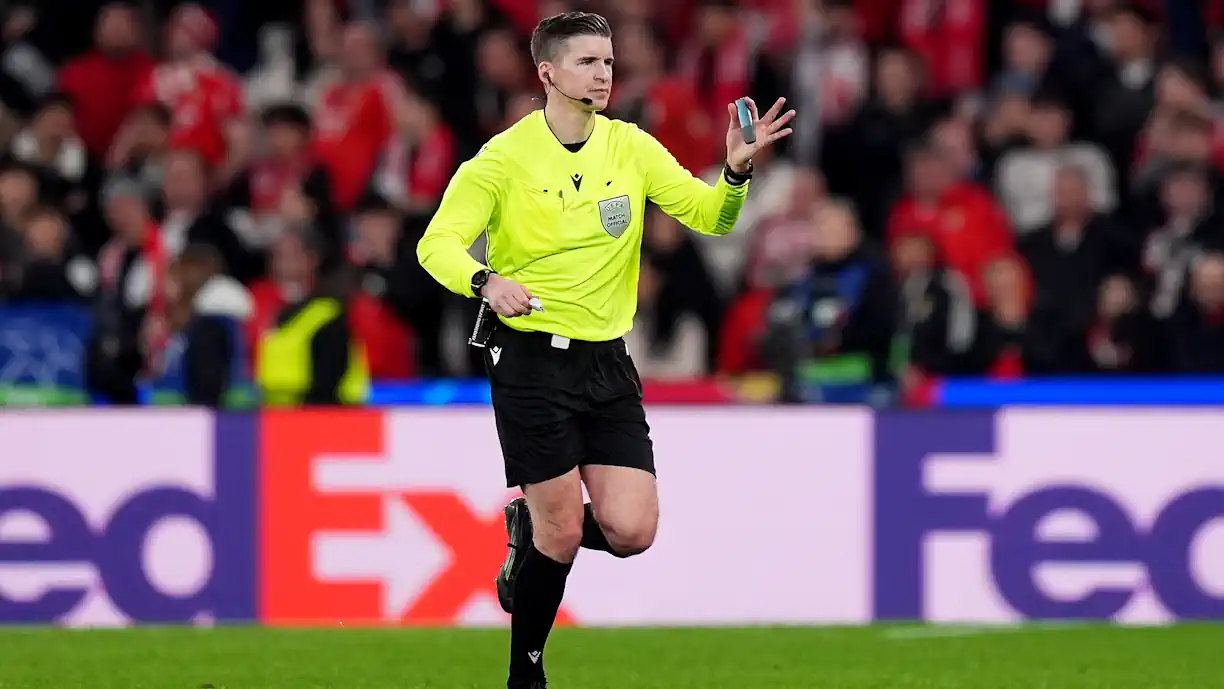 François Letexier cruzou os braços em forma de "X" para suspender a partida entre Benfica e Real Madrid, num protocolo de antirracismo