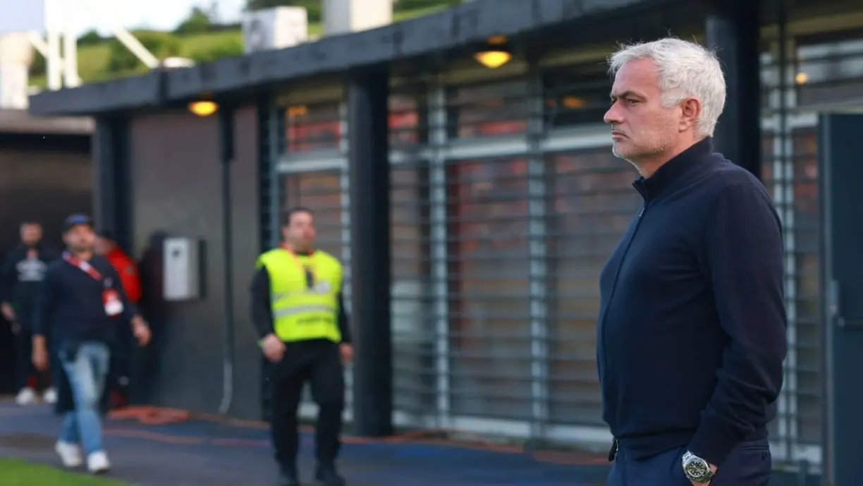 José Mourinho explicou a decisão tomada no Santa Clara - Benfica e revelou conversa com o titular das águias. Fotografia: SL Benfica