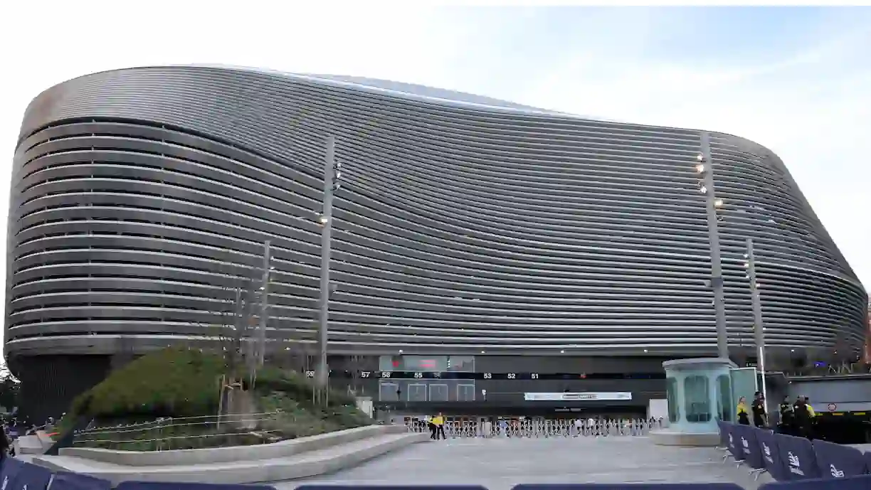 O cortejo encarnado, antes do Real Madrid - Benfica, foi interrompido pela polícia espanhola, protagonizando um momento de alta tensão