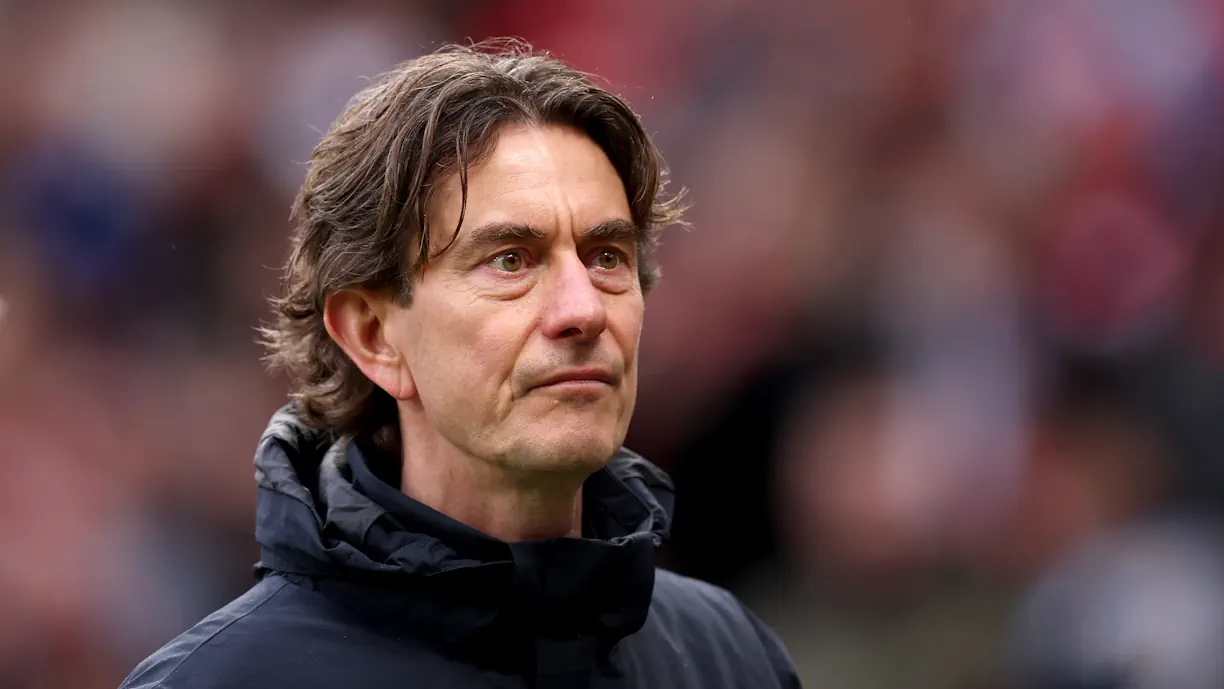 Tottenham anunciou a saída do treinador Thomas Frank, após uma série de resultados negativos na Premier League; Ex Benfica apontado ao cargo