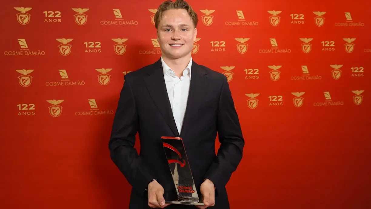 Andreas Schjelderup foi premiado nos Galardões Cosme Damião e mostrou gratidão pelo Benfica e quer deixar garantias aos deptos