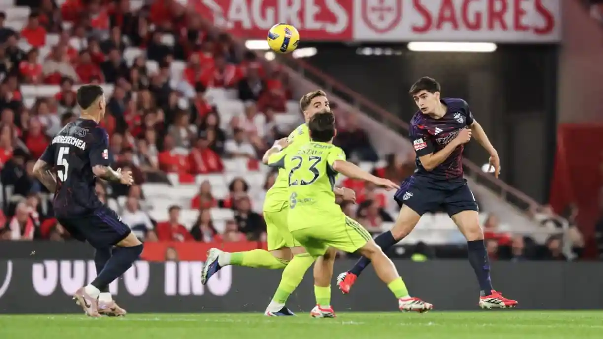 Com José Mourinho atento, António Silva luta por uma vaga na partida entre o Benfica e o Gil Vicente. Fotografia: Benfica