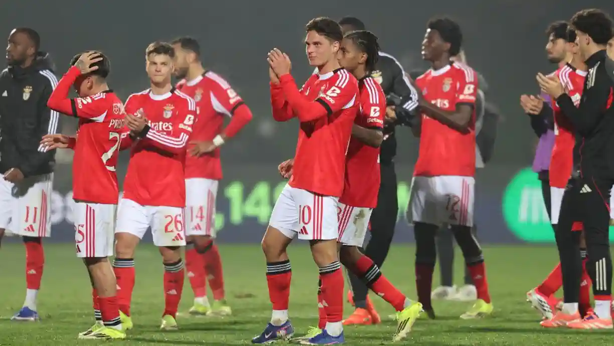Gianluca Prestianni festejou o segundo golo do Benfica em Arouca abraçado com os adeptos, momento que está a ser elogiado