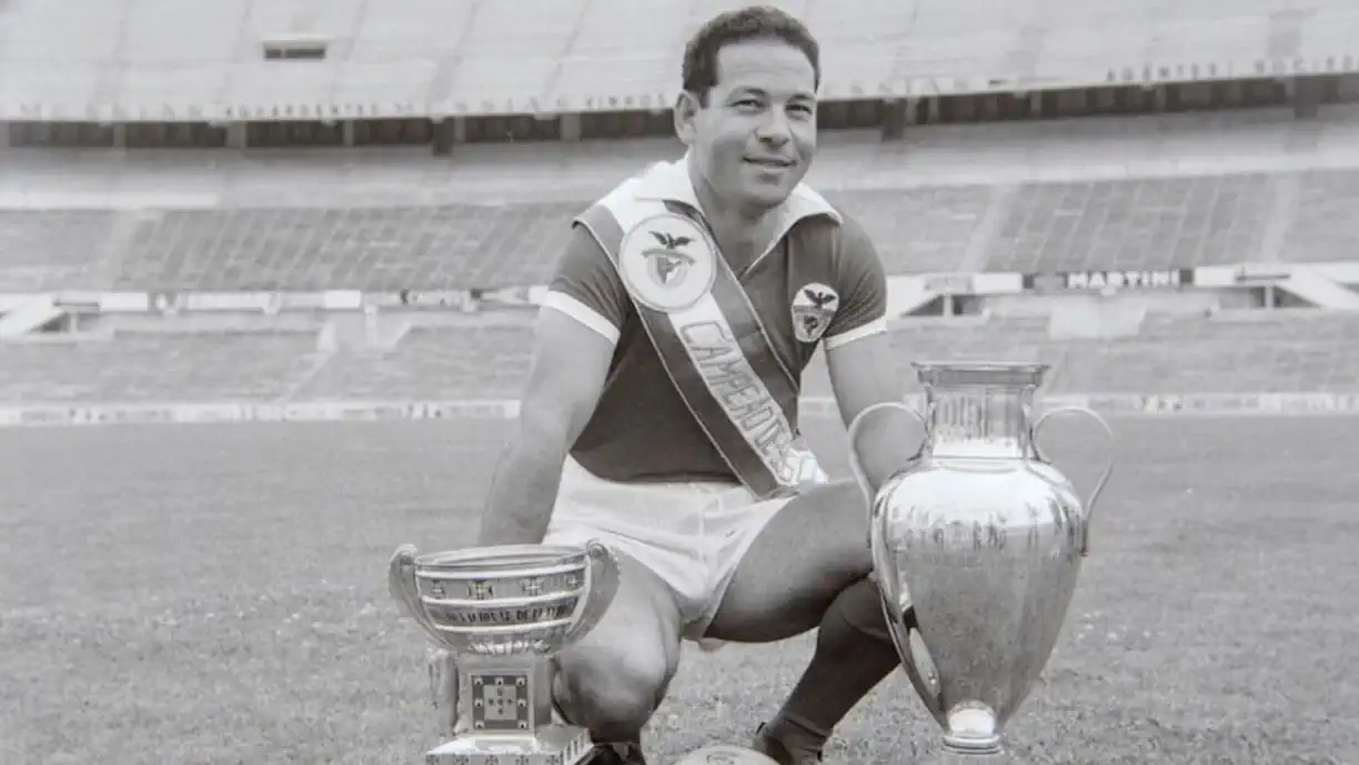 Um dos grandes e eternos nomes da Mística do Benfica, Artur Santos ingressou no Clube aos 15 anos e representou-o durante 13 épocas