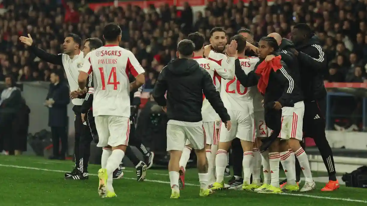 Nicolás Otamendi e Vangelis Pavlidis representam o Benfica no top 10 de jogadores com mais minutos do último ano no futebol europeu