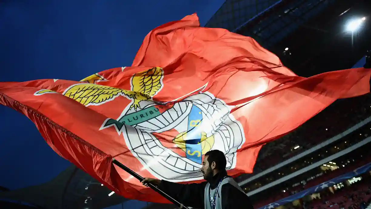 Prodígio do Benfica lembra estreia na Luz com o PSG: "Estava a tremer"