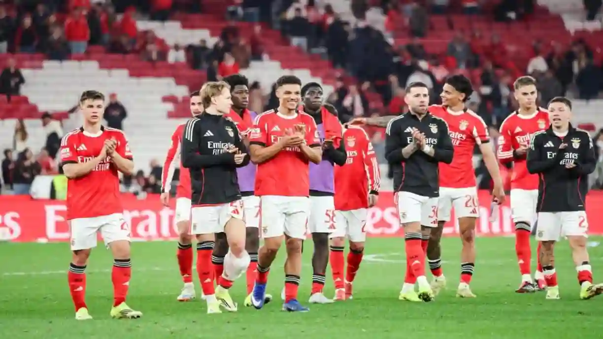 O atleta foi novidade na convocatória para o Benfica - Vitória SC, mas decisão técnica deixou-o no banco de suplentes. Fotografia: SL Benfica