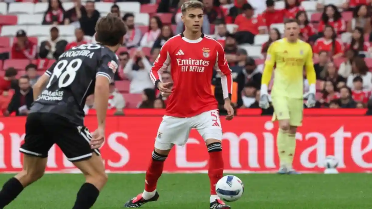 José Mourinho foi confrontado com a adaptação de Barrenechea, e o técnico do Benfica explicou a decisão. Fotografia: SL BenficaEnzo Barrenechea