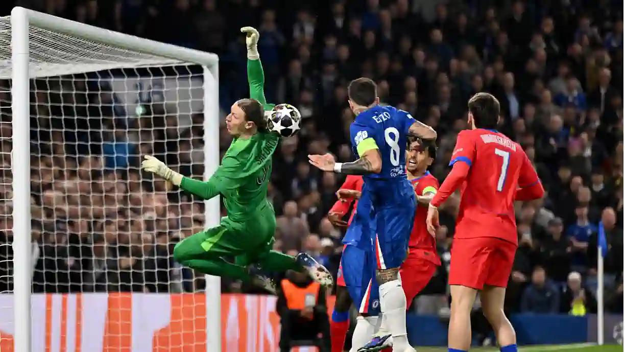 Enzo Fernández perdeu em Stamford Bridge por 3-0, e Chelsea está eliminado da Champions League, num agregado de 8-2 contra o PSG