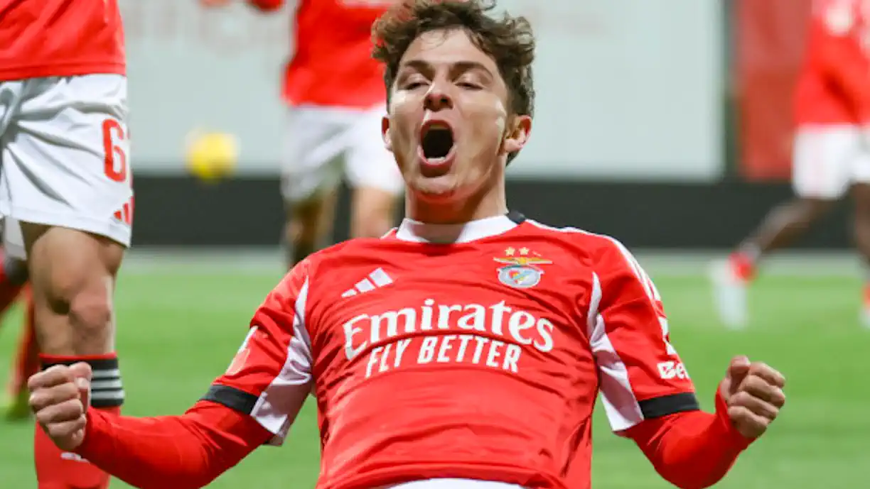Gonçalo Moreira está a destacar-se nas camadas jovens do Benfica e pede minutos na equipa principal, orientado por José Mourinho