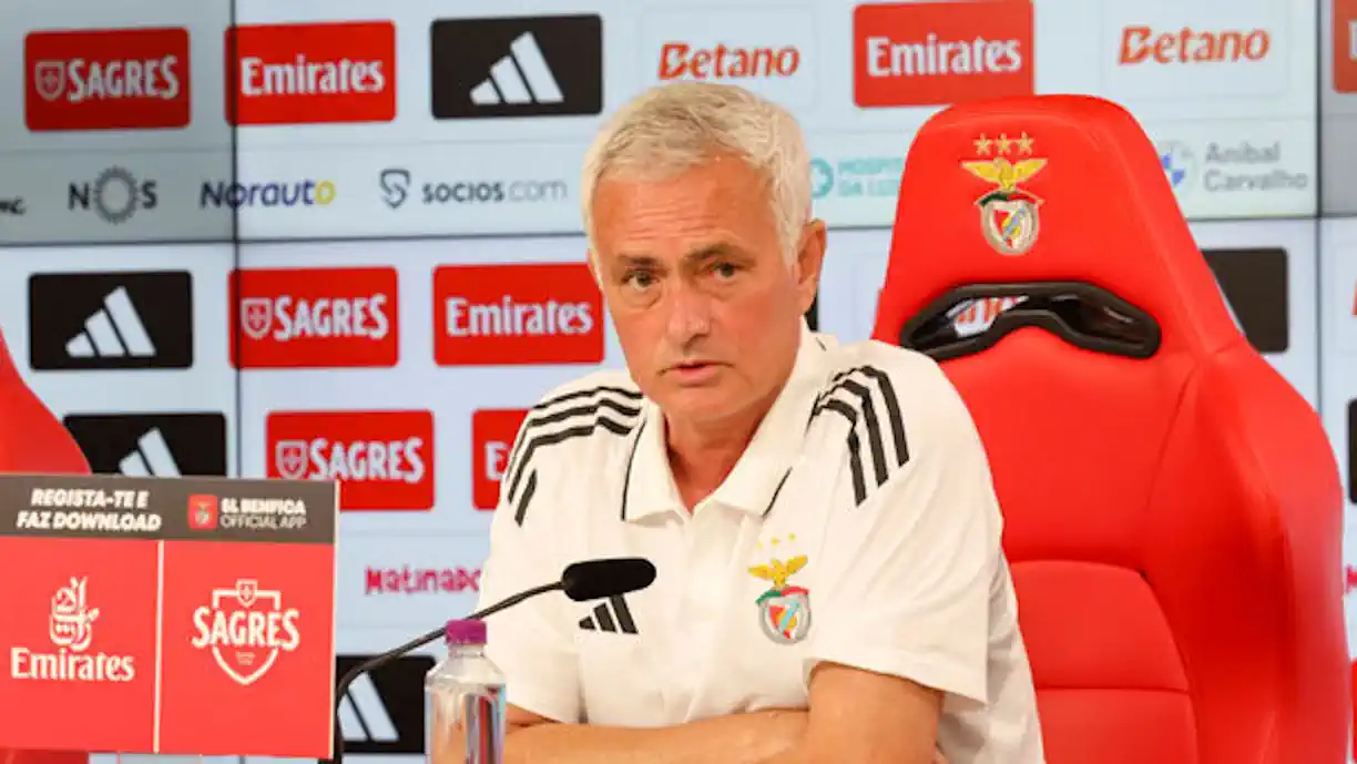 José Mourinho foi questionado sobre o facto de o Benfica ainda não ter vencido os principais adversários esta temporada, assumindo-o com ironia