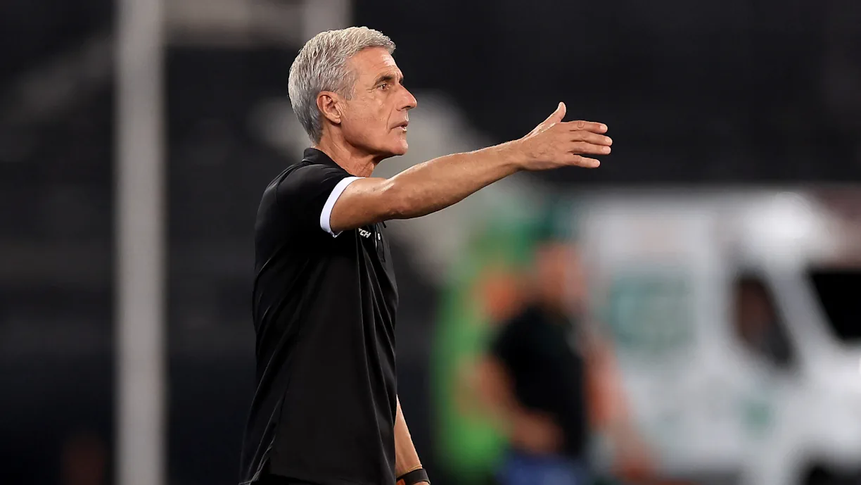 O Grêmio, ao comando de Luís Castro, empatou com a Chapecoense, somando assim o terceiro jogo consecutivo sem vencer. Carlos Vinícius, ex Benfica, foi titular