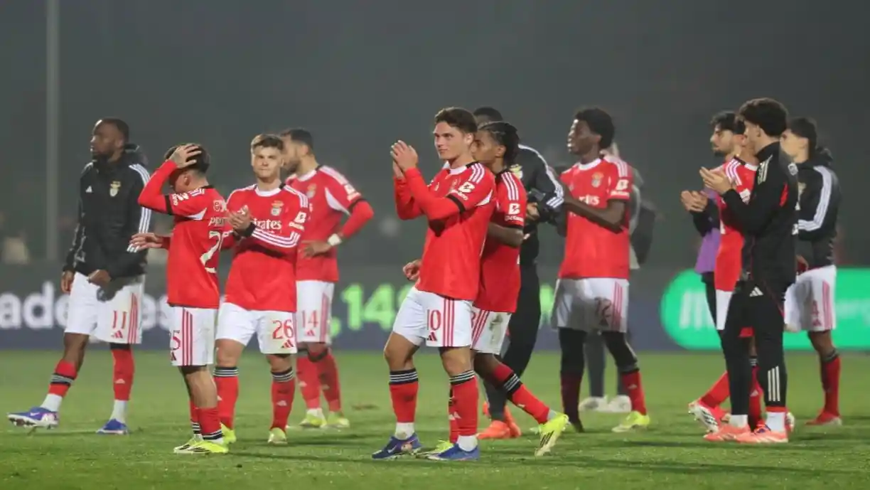 Saiba a razão que levou todos os elementos do Benfica, plantel e equipa técnica, ao blackout em Arouca. Fotografia: SL Benfica