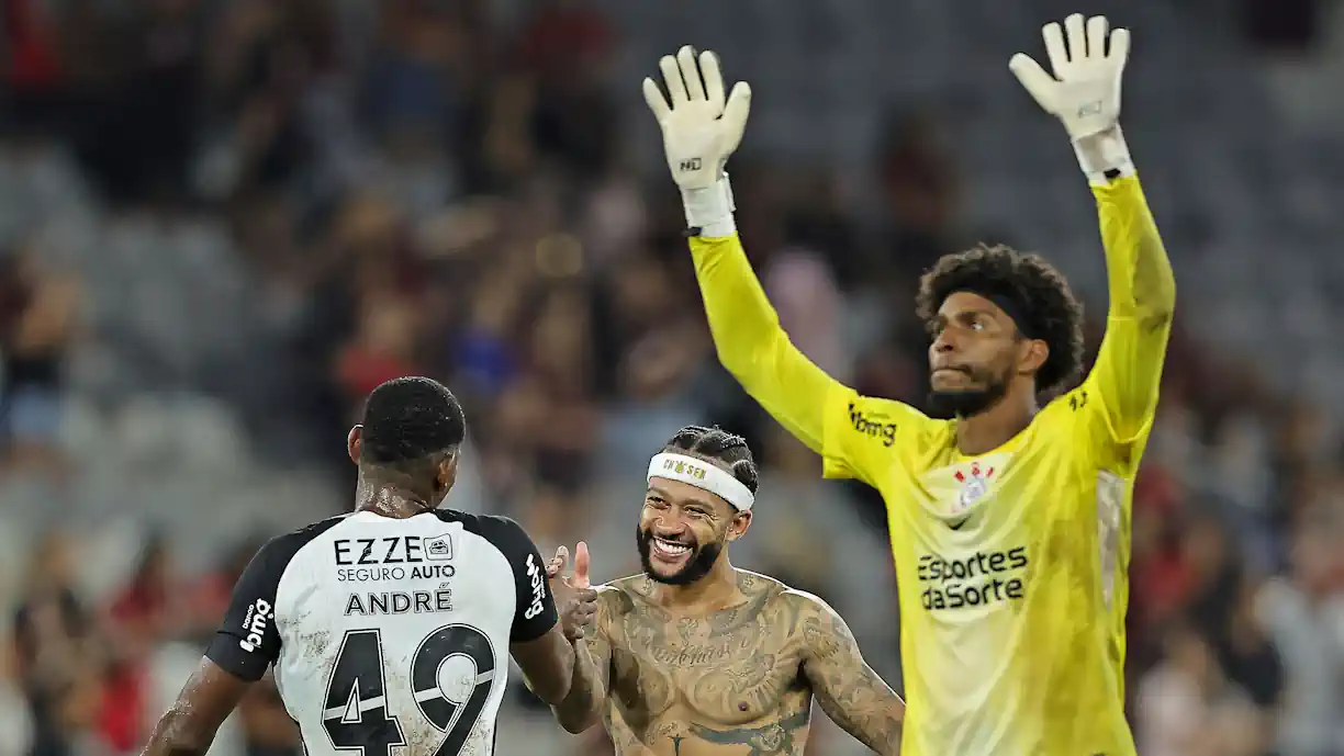 Agente revela que Benfica ofereceu 12M + 3 por futebolista do Corinthians