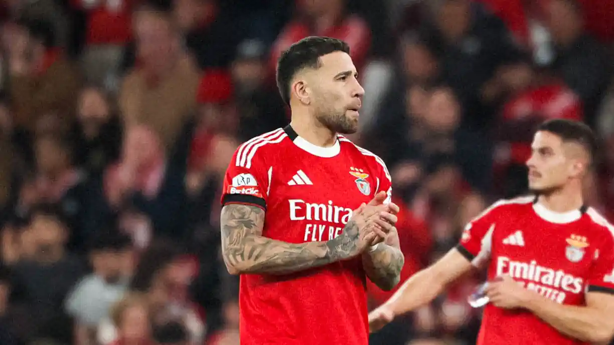 Capitão do Benfica, Nicolás Otamendi, saiu com queixas físicas do Clássico que terminou empatado (2-2) frente ao Porto