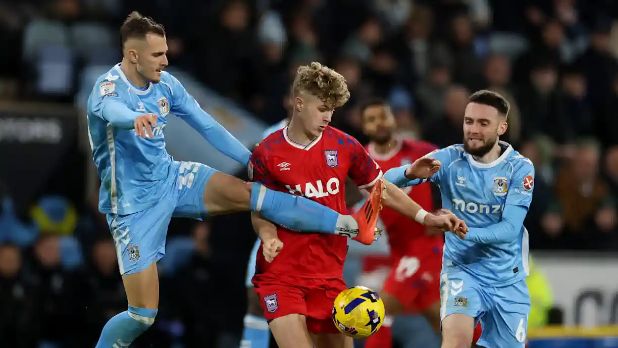 Extremo de 19 anos que joga em Inglaterra está na mira do Benfica e pode custar milhões