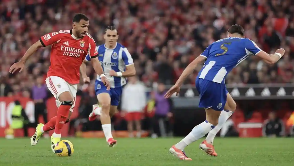 Pavlidis ficou a pedir grande penalidade no Benfica - Porto, mas Iturralde González tem outra opinião. Fotografia: SL Benfica