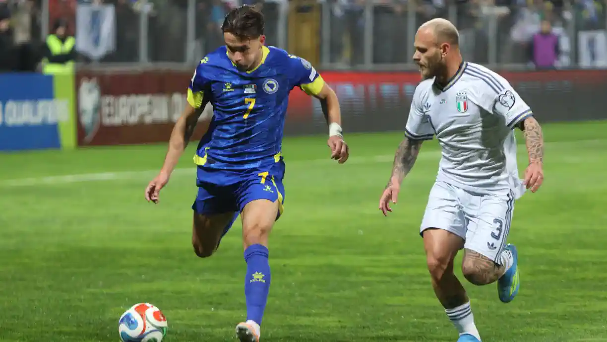 Amar Dedic, lateral do Benfica, ajudou a Bósnia a vencer a Itália nas penalidades e estará no Mundial 2026. Fotografia: SL Benfica